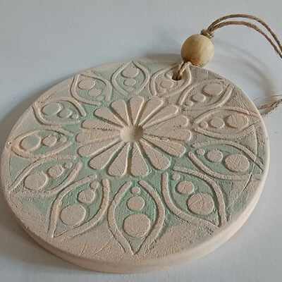 Czakram o zapachu Bergamotki – Zawieszka Ceramiczna – Unikatowe Rękodzieło
